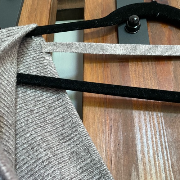 Like new 10/10 condition sweater - Picture 8 of 10